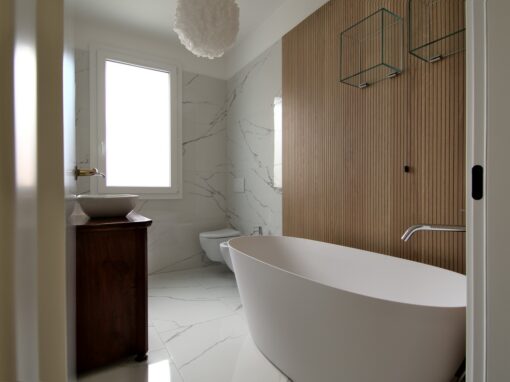 Bagno con boiserie